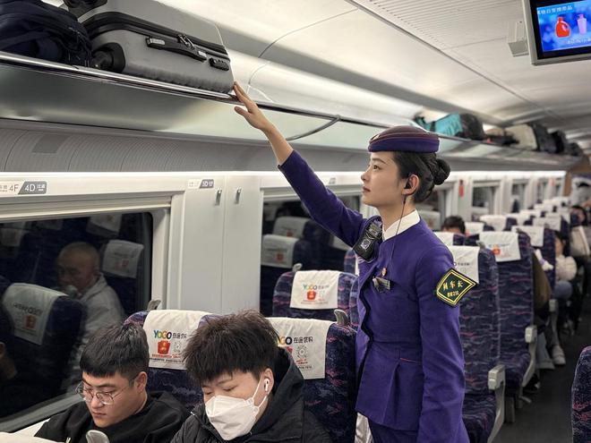 故事丨“值夜班”的高铁上她在轻声守护爱游戏app最新登录入口山东交通春运(图2)