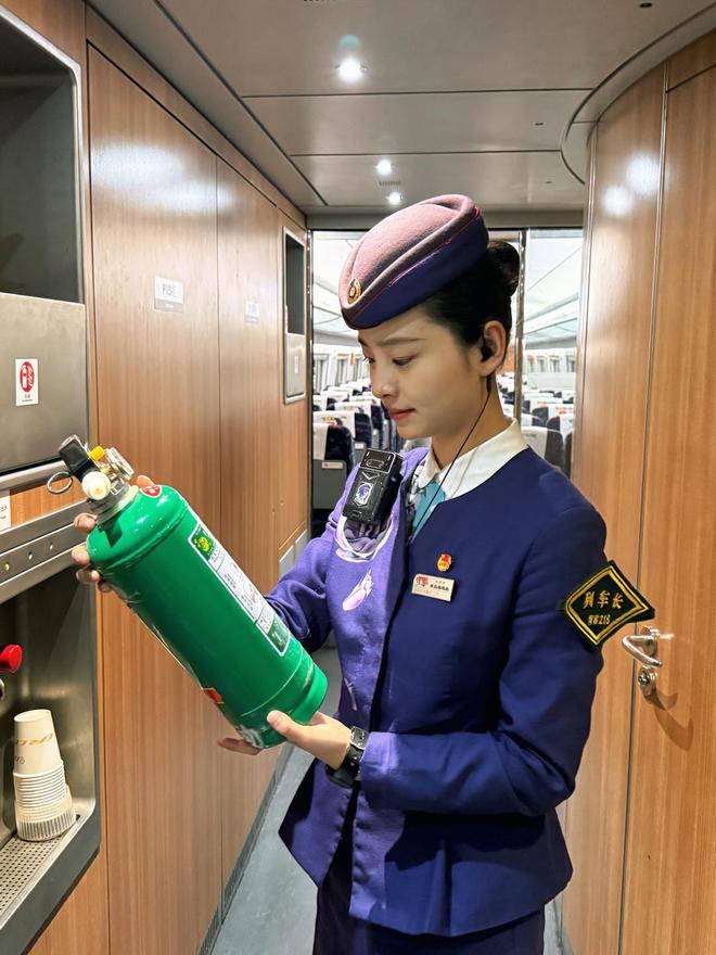 故事丨“值夜班”的高铁上她在轻声守护爱游戏app最新登录入口山东交通春运